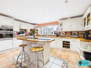 Kitchen/Breakfast Room- click for photo gallery